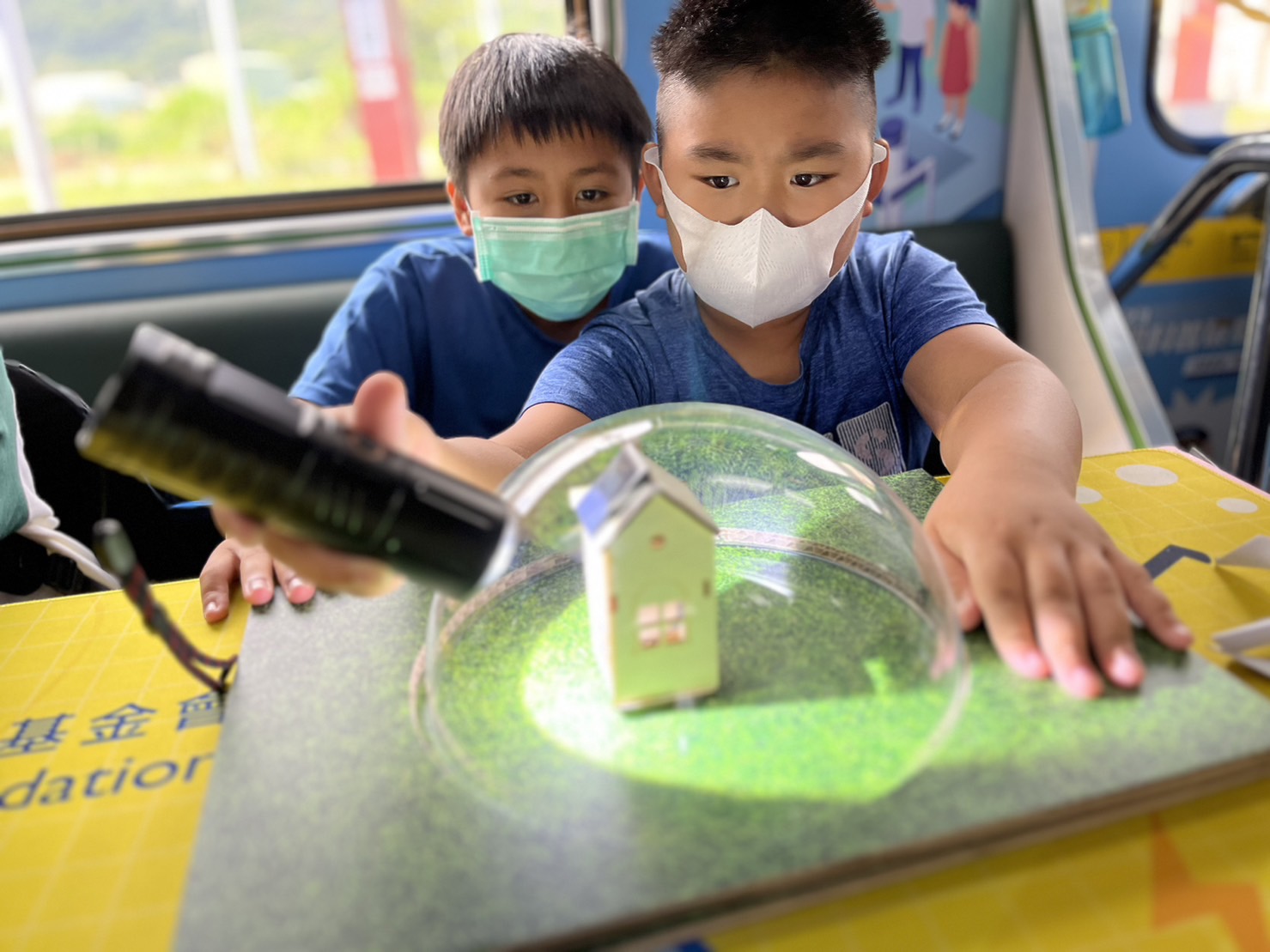 hth·华体參與基礎科學主題車廂，以STEAM教學精神，設計「逐日科學家」、「太陽能工程師」以及「淨零建築師」三大能源科普課程和實驗