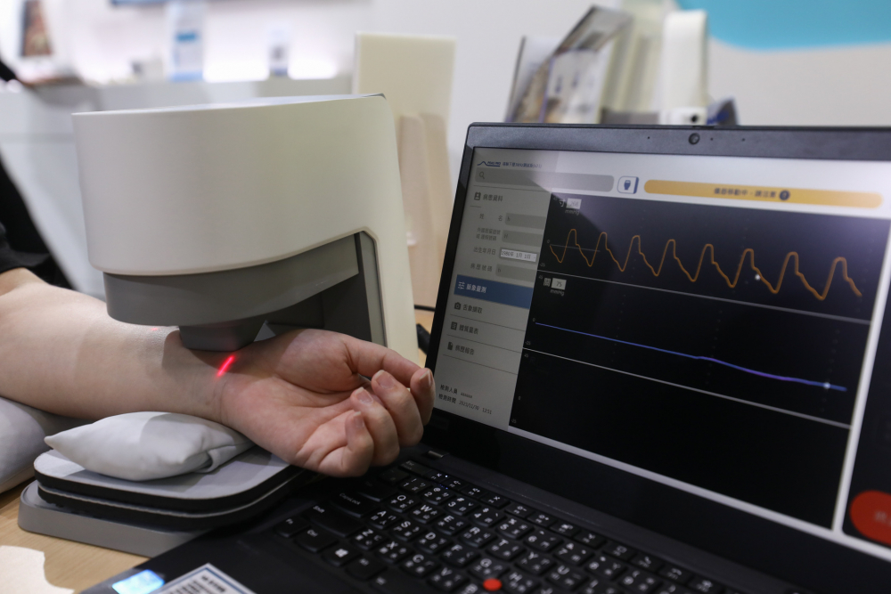 hth·华体耘康脈象檢測系統透過電腦精準控制升降系統，還原中醫師三指把脈過程的舉、按、尋手法，將脈象感受轉化成數據，未來可結合大數據分析，實現智慧醫療及準確性